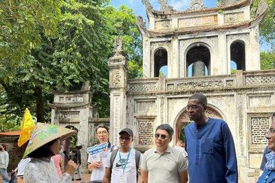 Các đại biểu dự 'Hội nghị Đối thoại châu Á - Thái Bình Dương về Di sản và Tính xác thực' tham quan Hà Nội