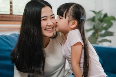 3 kiểu người mẹ dễ nuôi dạy con gái thành người tự tin, độc lập