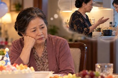 Chăm bẵm cháu ngoại từ khi lọt lòng, tôi rơi nước mắt trước câu nói của thông gia trong ngày sinh nhật cháu