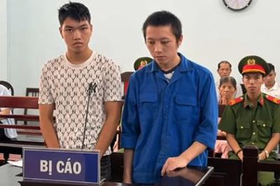 'Ngứa mắt' nhóm người đi xe ngược chiều, hai kẻ hung hãn cầm vỏ chai bia ném thẳng vào mặt