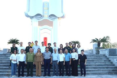 Thứ trưởng Đỗ Xuân Tuyên và đoàn Hội Cựu chiến binh Bộ Y tế tri ân các Anh hùng,Liệt sĩ tại Quảng Ninh