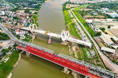 Ảnh ấn tượng từ trên cao: Cầu Đuống mới vươn nhịp vòm thép bên chứng nhân lịch sử 120 năm