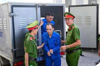 Loạt bị cáo trong vụ cặp vợ chồng tội phạm 'thao túng' Viện Pháp y tâm thần Trung ương bị dẫn giải ra tòa