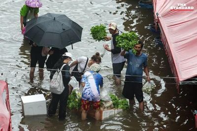 Hình ảnh mới nhất về cuộc sống thường nhật của người dân Bangkok giữa lụt lội
