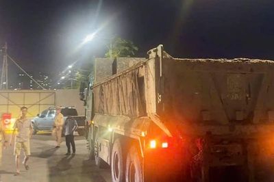 CSGT phạt tiền 23 triệu đồng lái xe tải để bùn đất che lấp biển số