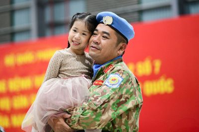 Chiến sĩ mũ nồi xanh kể khoảnh khắc xúc động trên chuyến bay về TP.HCM