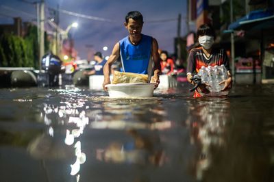 Bangkok vẫn chưa hết ngập, gần 5.000 người đi sơ tán