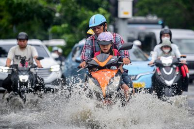 Triều cường đạt đỉnh, người dân TP.HCM chật vật giữa biển nước