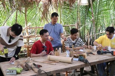 Các bố học làm đồ chơi tre, Dương Lâm gửi tóc vào món quà tặng con