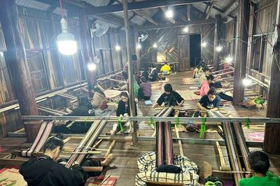 Giữ nhịp khung dệt giữa buôn làng