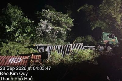 Huế: Xe đầu kéo mất lái lao khỏi đường đèo, tài xế tử vong trong cabin