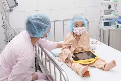 Bé gái bị suy tủy xương vô căn được ghép tế bào gốc từ em trai 18 tháng tuổi