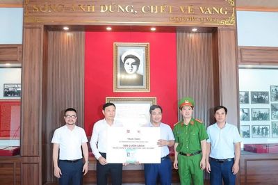 Trao tặng 500 cuốn sách về Anh hùng Lực lượng vũ trang, liệt sĩ Công an nhân dân Bùi Thị Cúc tại Hưng Yên