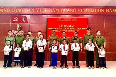 Công an xã Phước Chánh nhận đỡ đầu 9 học sinh Giẻ Triêng