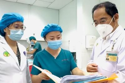 Phẫu thuật khẩn cứu bé trai phù não sau vài ngày sốt