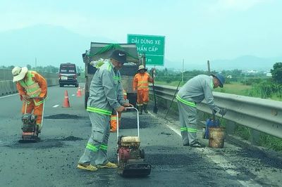 Khẩn trương dặm vá 'ổ gà' trên cao tốc Vĩnh Hảo - Phan Thiết