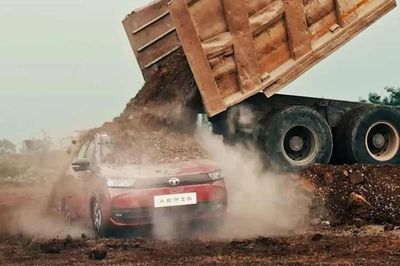 [GALLERY] Tata đổ 20 tấn đá sỏi lên ôtô siêu rẻ Aeris để chứng minh độ bền