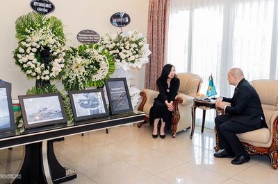 Thứ trưởng Ngoại giao Lê Thị Thu Hằng viếng các quân nhân Kazakhstan hy sinh