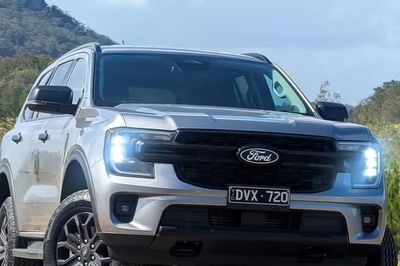 Đánh giá Ford Everest 2027 bản máy dầu bốn xi-lanh
