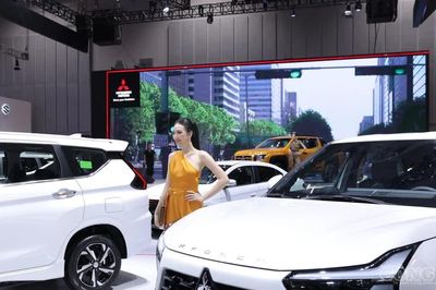 Ô tô gầm cao cỡ nhỏ đua giảm giá