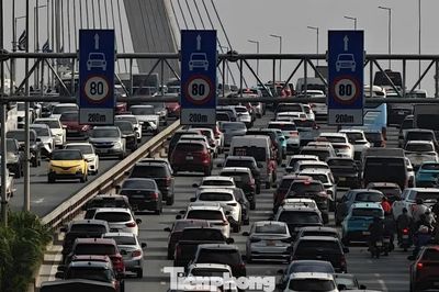Cầu Nhật Tân ùn ứ kéo dài ở làn ô tô sáng đầu tuần
