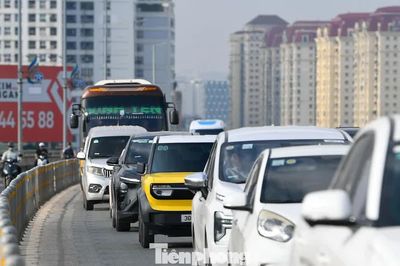 Dòng phương tiện nối dài trên cầu Nhật Tân sau tạm gỡ biển báo khoảng cách