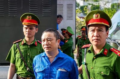 Cựu Viện trưởng 'biến tội phạm thành bệnh nhân tâm thần' bị dẫn giải đến tòa