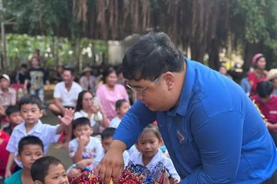 Thủ lĩnh Đoàn dành hai tháng lương mỗi mùa trăng cho trẻ em vùng khó