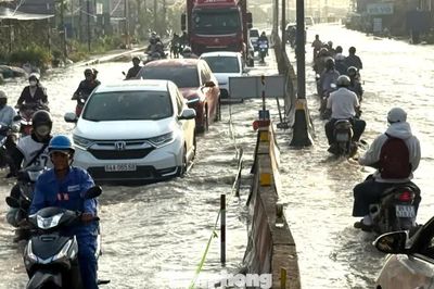 Quốc lộ 1 qua Vĩnh Long ngập sâu, giao thông ách tắc