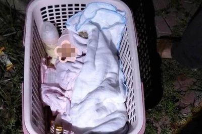 Bé gái bị bỏ lại bên đường lúc rạng sáng cùng lá thư xin lỗi của mẹ