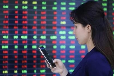 Chứng khoán rung lắc mạnh, dòng tiền săn cổ phiếu 'ngược sóng'