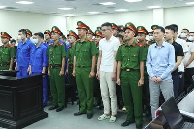 Cựu Phó phòng hình sự lĩnh 12 năm tù vì chiếm đoạt 140.000 USD 'chạy tội' cho công ty sữa giả