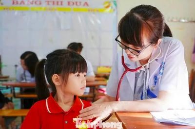 Đoàn viên, thầy thuốc trẻ chung tay chăm sóc sức khỏe học sinh xã biên giới