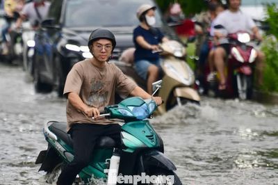 Nhiều tuyến đường ở TPHCM ngập sâu do triều cường