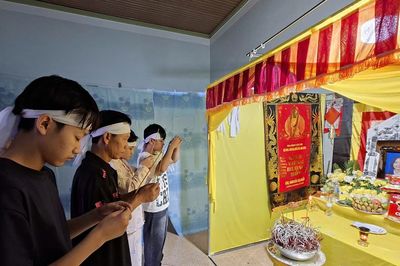 Vợ đột ngột qua đời sau tai nạn, người đàn ông cụt chân chật vật nuôi 3 con ăn học