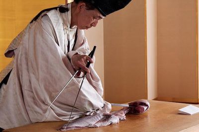Nghi thức cổ hơn 1.000 năm tuổi, đầu bếp cắt cá không chạm một ngón tay