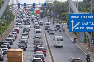 Hà Nội: Tháo biển khoảng cách, cầu Nhật Tân vẫn ùn tắc