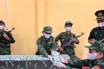 Hai kiện hàng lạ dạt vào bờ biển Phú Quốc, nghi chứa 40kg ma túy