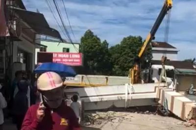 Xe cẩu làm sập cổng làng, bé trai lớp 3 đứt lìa cánh tay