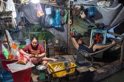Đường thành sông, nhà thành điểm ngập trong ngày triều cường ở TPHCM