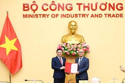 Trao Quyết định bổ nhiệm ông Lương Hoàng Thái giữ chức Thứ trưởng Bộ Công Thương