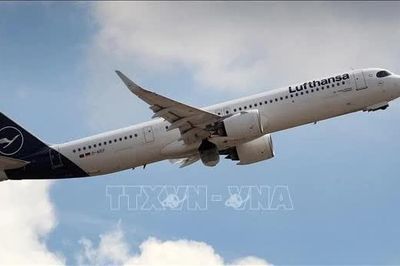 Pin sạc dự phòng bốc cháy, máy bay Lufthansa phải chuyển hướng