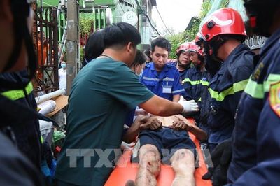 Thành phố Hồ Chí Minh: Cứu 3 người mắc kẹt trong vụ sập gác căn nhà trong hẻm
