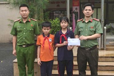 Nhặt được 32 triệu đồng, 2 học sinh liền đem trả lại