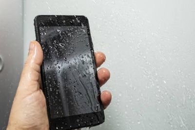 Smartphone chống nước vẫn có thể hỏng vì một lý do không ngờ