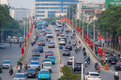 Chuyển đổi phương tiện điện tăng nhưng không đồng đều giữa các nhóm