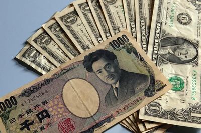 Đồng USD vững gần đỉnh 2 tháng, đồng yên giảm trở lại dù Nhật Bản cảnh báo can thiệp