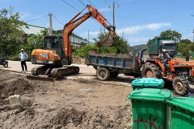 Khắc phục tình trạng đất cát dồn đọng trên QL 19