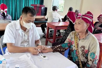 Khám sàng lọc, tư vấn sức khỏe cho 915 người cao tuổi xã Cốc San