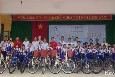 Tiếp sức đến trường cho học sinh vùng lũ